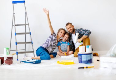 Dairede onarın. Mutlu aile anne, baba ve çocuk daugh