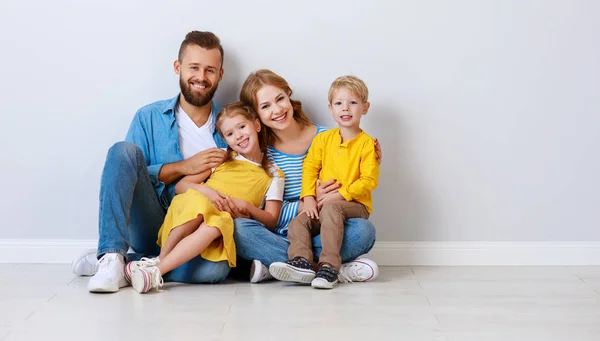 Família feliz mãe pai e filhos filha e filho perto de um — Fotografia de Stock