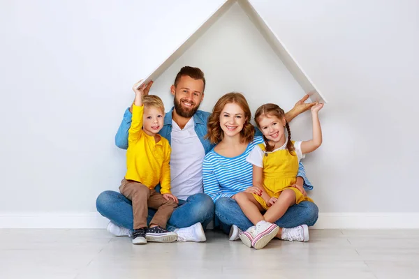 Concepto de vivienda de una familia joven. madre padre e hijos en n — Foto de Stock