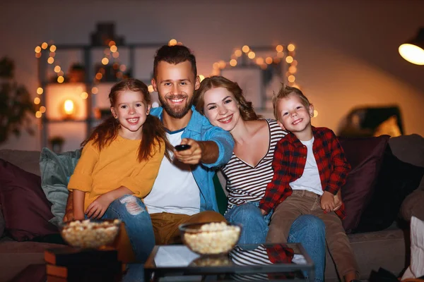 Familia madre padre e hijos viendo proyector, TV, películas — Foto de Stock