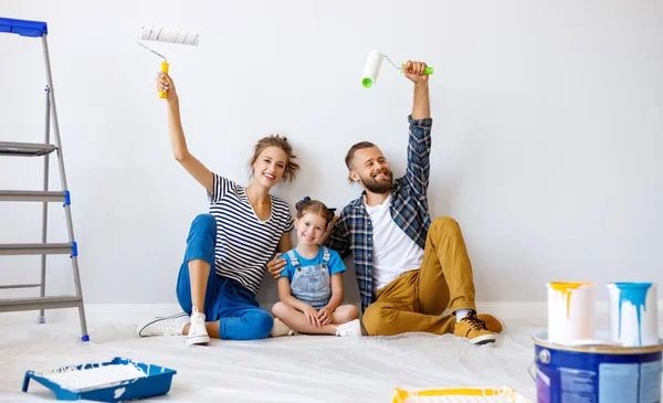 Reparação em apartamento. Mãe de família feliz, pai e filha daugh — Fotografia de Stock