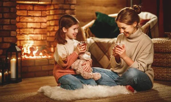 Οικογένεια μητέρα και το παιδί ανάγνωση βιβλίο και ποτό τσάι την παραμονή του χειμώνα — Φωτογραφία Αρχείου