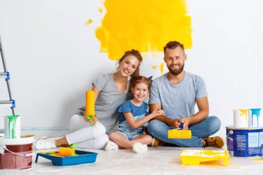 Dairede onarın. Mutlu aile anne, baba ve çocuk daugh