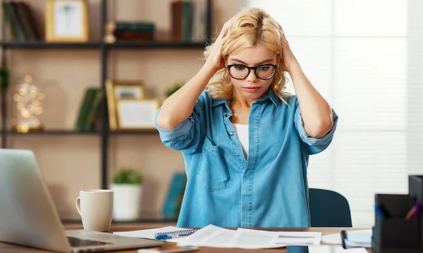 Ongelukkige moe jonge zakenvrouw in stress op kantoor — Stockfoto