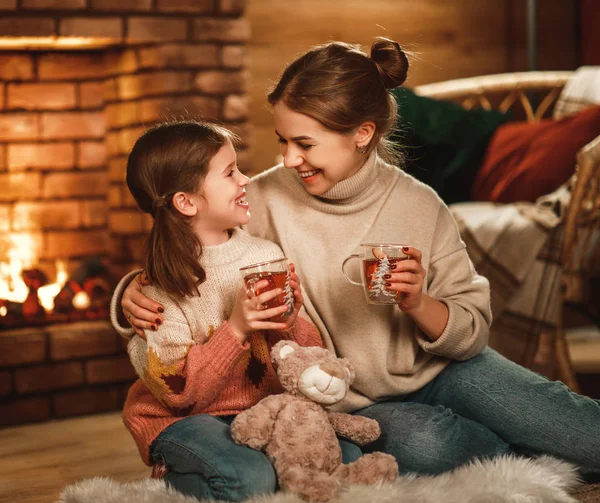 Οικογένεια μητέρα και το παιδί ανάγνωση βιβλίο και ποτό τσάι την παραμονή του χειμώνα — Φωτογραφία Αρχείου
