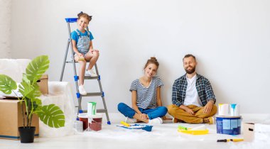 Dairede onarın. Mutlu aile anne, baba ve çocuk daugh