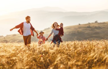 Gün batımında doğada anne ve çocuk oğlu Mutlu aile babası