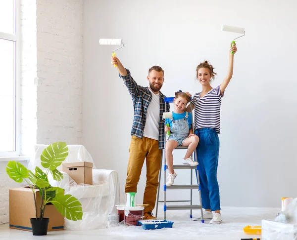 Reparera i lägenhet. Lyckliga familjen mamma, Pappa och barn dotter — Stockfoto