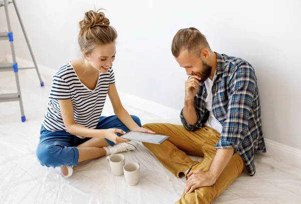 Young happy family married couple dreams of renovating  house an — Stock Photo, Image