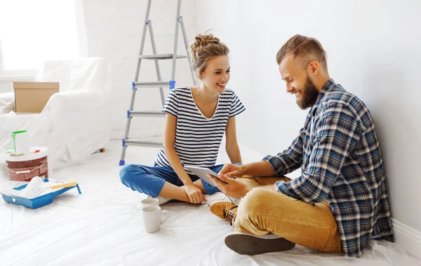 Young happy family married couple dreams of renovating  house an — Stock Photo, Image