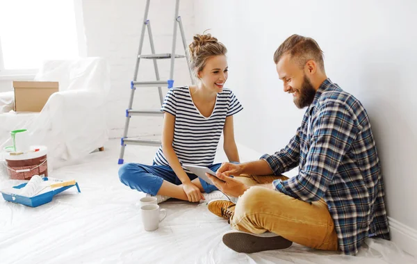 Jovem família feliz casal sonhos de renovação da casa e — Fotografia de Stock