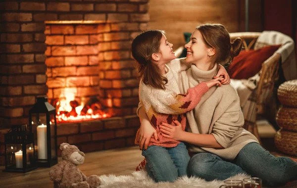 Rodina matka a dítě čtení knihy a pít čaj v zimním předvečer — Stock fotografie