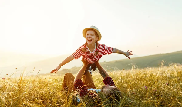 Día del Padre. Feliz familia padre e hija jugando y — Foto de Stock