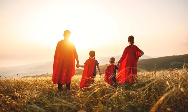 Concept de super famille, famille de super héros au coucher du soleil — Photo