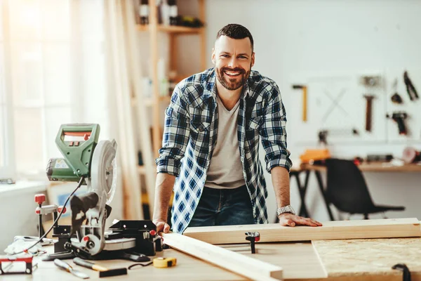 Joven carpintero masculino trabajando en taller — Foto de Stock