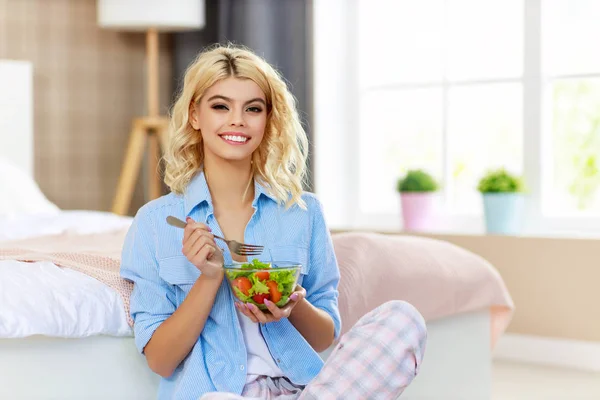 Konzept der gesunden Ernährung. glückliche Frau isst Gemüsepflanze — Stockfoto