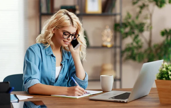 Glückliche junge Geschäftsfrau im Home Office, die am Computer arbeitet — Stockfoto
