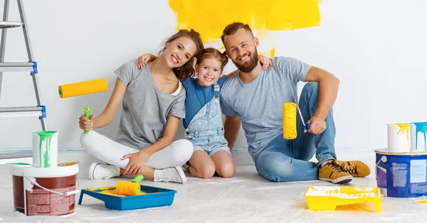 Reparação em apartamento. Mãe de família feliz, pai e filha daugh — Fotografia de Stock