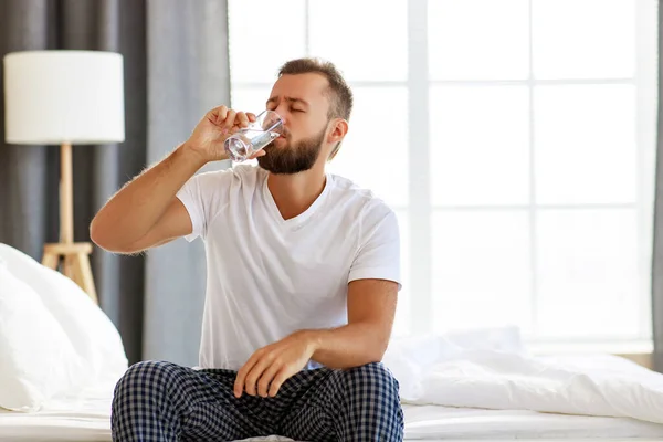 Joven hombre sano beber agua en la mañana — Foto de Stock