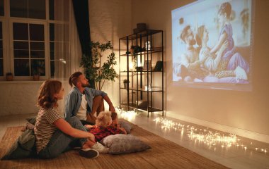 aile anne baba ve çocuk izlerken projektör, Tv, film