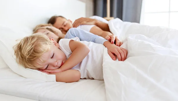 Sağlıklı uyku. Mutlu aile babaları ve çocukları nerede uyuyor? — Stok fotoğraf