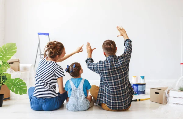 Reparatie in appartement. Gelukkig gezin met moeder, vader en kind daugh — Stockfoto