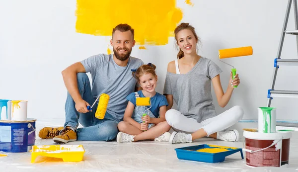 Riparazione in appartamento. Felice famiglia madre, padre e figlio daugh — Foto Stock