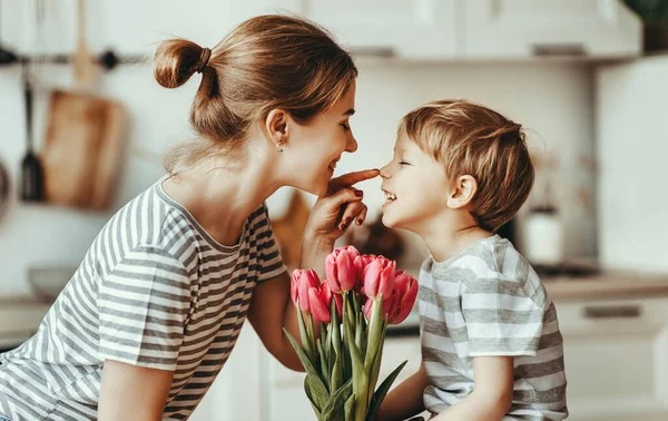 Gelukkige Moederdag! kind zoon geeft bloemen voor moeder op holid — Stockfoto