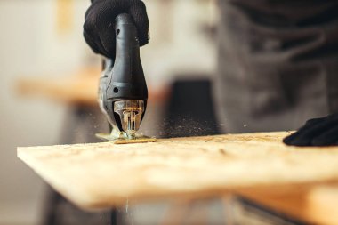 Tahta testereli marangoz testeresi.