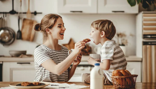 Preparación del desayuno familiar. madre e hijo hijo cortar pan —  Fotos de Stock