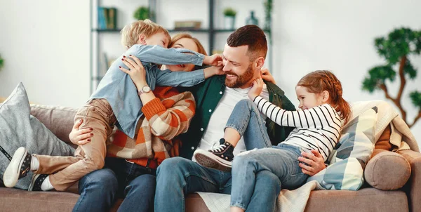 Щаслива сім'я мати батько і діти вдома на дивані — стокове фото