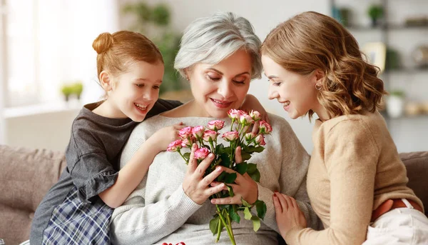 Dia da mãe! três gerações de família mãe, avó a — Fotografia de Stock