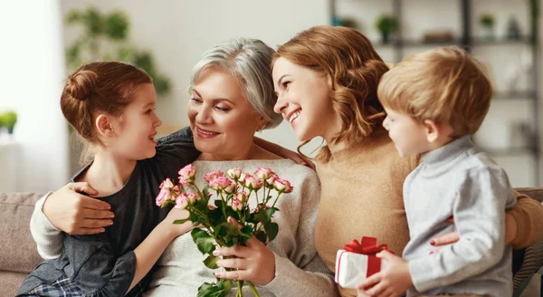 Dia da mãe! três gerações de netos familiares e chi — Fotografia de Stock