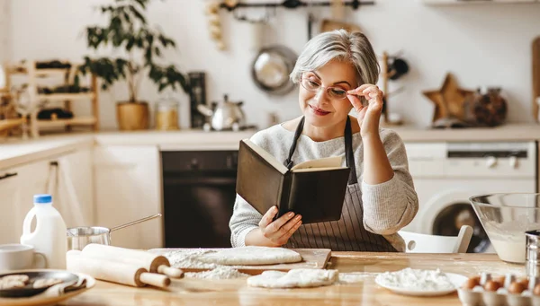 Felice vecchia nonna cucina in cucina impasta pasta, cuoce — Foto Stock