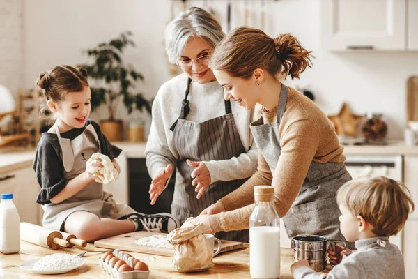 Familie fericită o bunică cu fiica și nepoții ei c — Fotografie, imagine de stoc