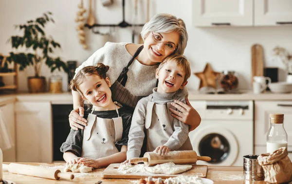 Família feliz avó e netos cozinhar na cozinha , — Fotografia de Stock