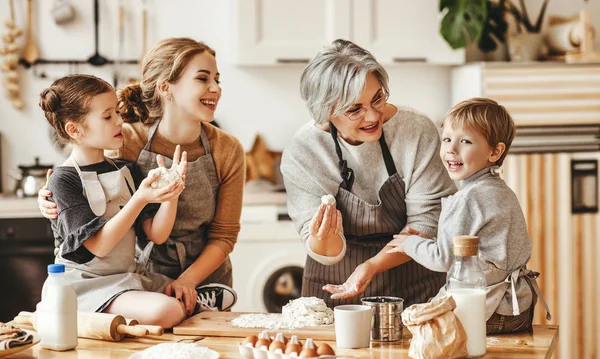Счастливая семья - бабушка с дочкой и внуками — стоковое фото