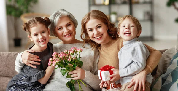 Dia da mãe! três gerações de netos familiares e chi — Fotografia de Stock