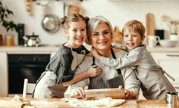 Família feliz avó e netos cozinhar na cozinha , — Fotografia de Stock