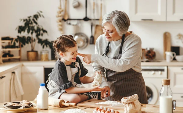 Счастливая семья бабушка и внучка ребенок готовить в комплекте — стоковое фото