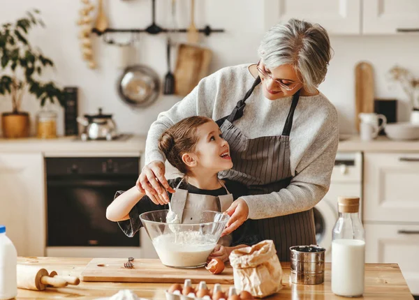 Szczęśliwa rodzina babcia i wnuczka dziecko gotować w zestawie — Zdjęcie stockowe
