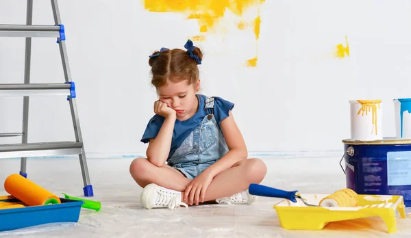 Oprava v bytě. Unavené dítě dívka maluje stěnu — Stock fotografie