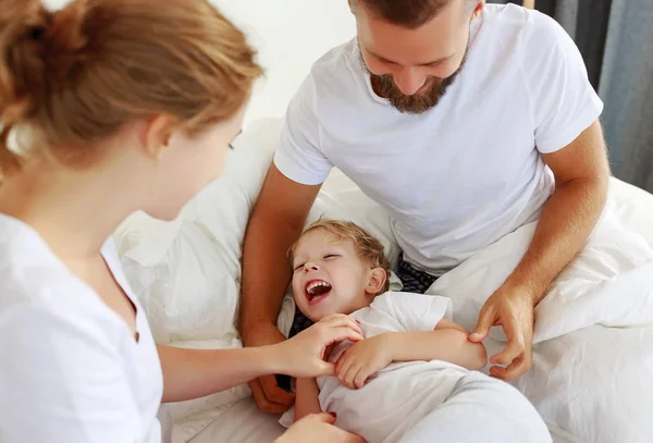 Família feliz mãe, pai e filho filho rindo, brincando, figo — Fotografia de Stock