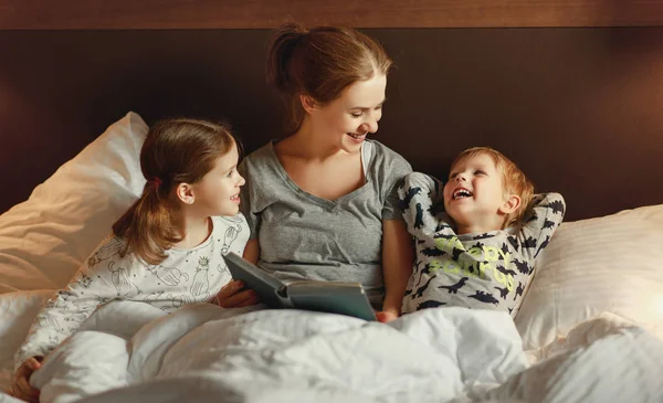 Avond familie lezing. moeder leest kinderen. boek voor goin — Stockfoto