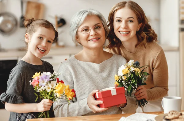 La festa della mamma! tre generazioni di madre di famiglia, nonna a — Foto Stock