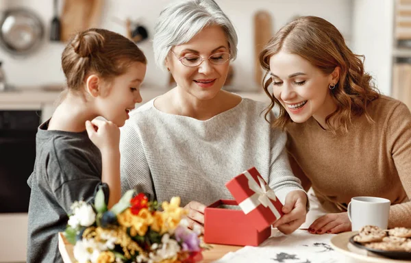 La festa della mamma! tre generazioni di madre di famiglia, nonna a — Foto Stock