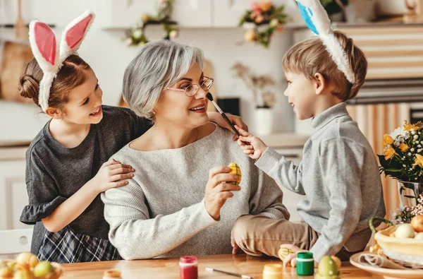 Buona Pasqua! famiglia nonna e figli nipoti pa — Foto Stock