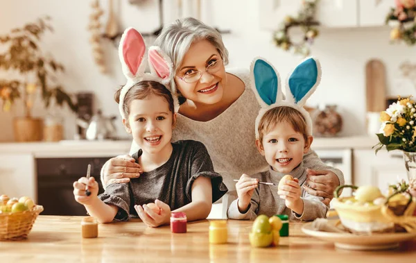 Frohe Ostern! Familie Großmutter und Kinder Enkel pa — Stockfoto