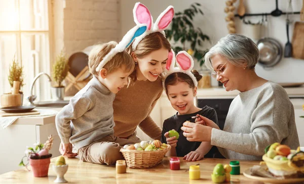 Happy easter! family mother, grandmother and children paint eggs — Stock Photo, Image
