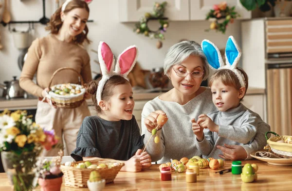 Buona Pasqua! famiglia madre, nonna e figli dipingono uova — Foto Stock